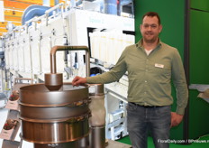 Bart Bovee with the vibrating filter from Limex. The filter can be used for irrigation systems in horticulture and can filter particles up to 20 microns out of the water.